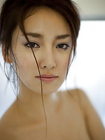 Enchanting gravure idol babe captivates with her gorgeous body